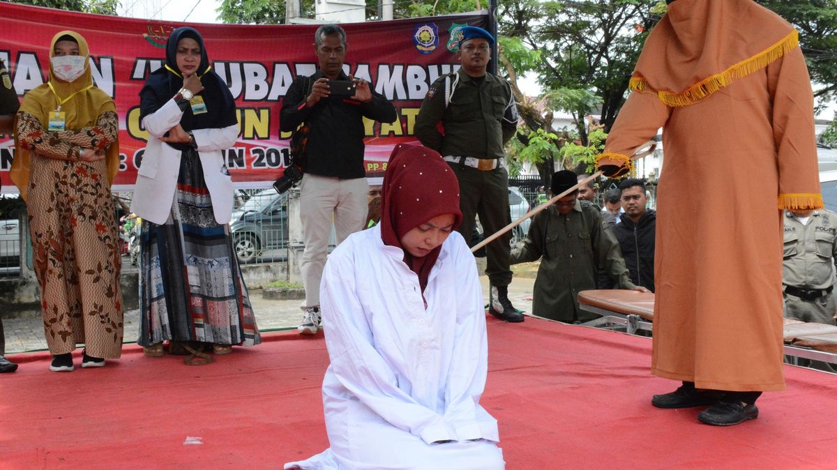 Myslete na boha a švihejte. Indonésie zavádí první ženský bičovací oddíl